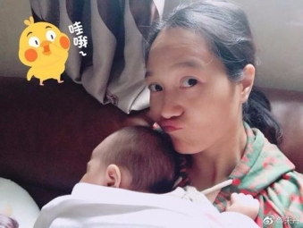 辣妈朱丹怀抱宝宝晒自拍 素颜出镜表情俏皮眼神灵