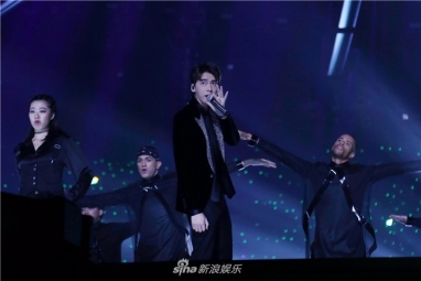 白百何急着翻包找东西 与助理互望大笑