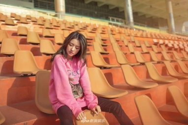 名媛关颖和闺蜜开睡衣趴秀美腿 狂凹造型