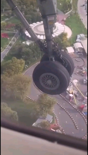 有见过飞机轮子落地的那一刻钟,第一次见了